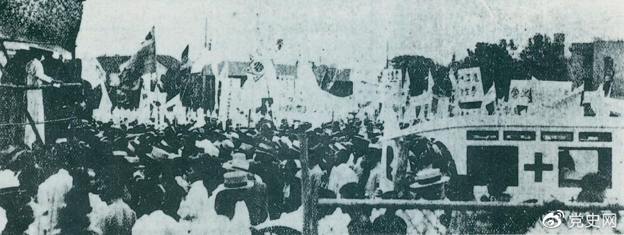 　　1925年6月7日，中国共产党通过上海总工会联合上海学生联合会、上海各马路商界联合会等，成立了上海反帝运动的领导机关——工商**合会。11日，在该会的主持下，上海20万群众集会，通过了逞凶、赔偿、取消领事裁判权等17项对外交涉条件。图为大会盛况。